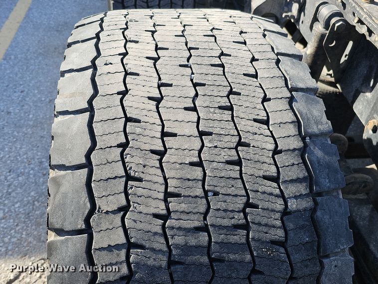 image for item DS5695 2020 Volvo VNR  semi truck