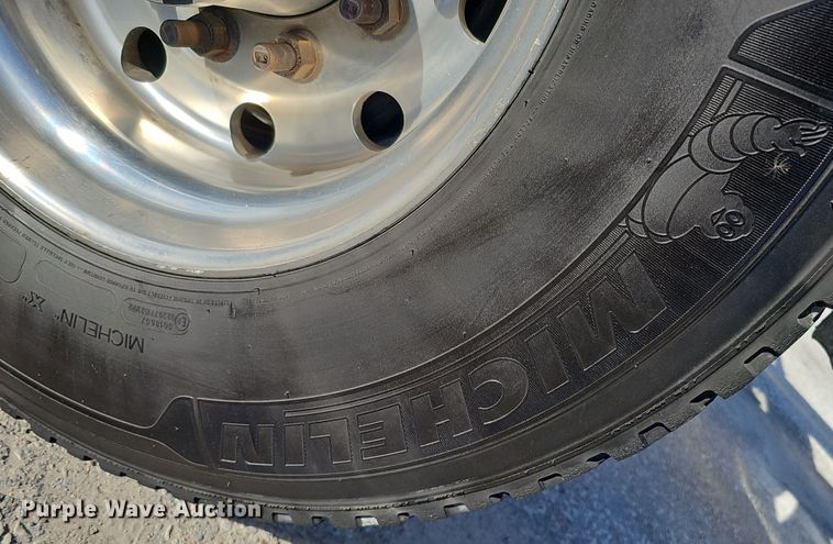 image for item DS5695 2020 Volvo VNR  semi truck