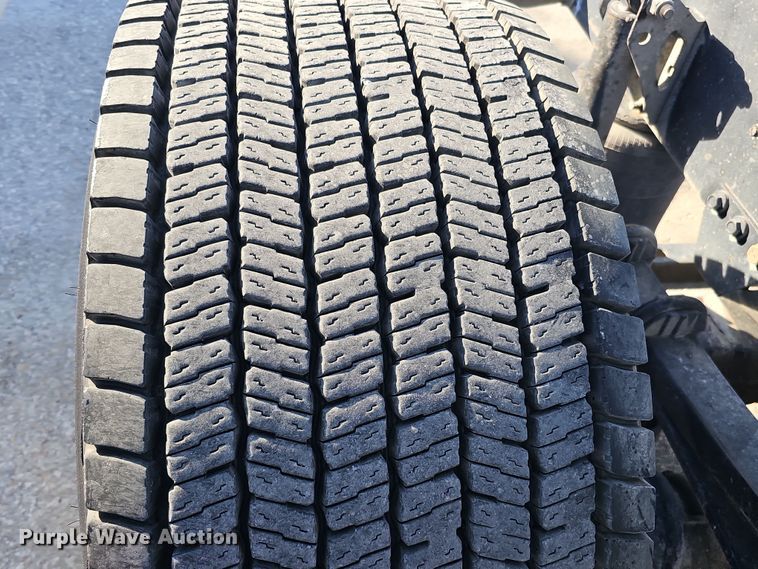 image for item DS5695 2020 Volvo VNR  semi truck