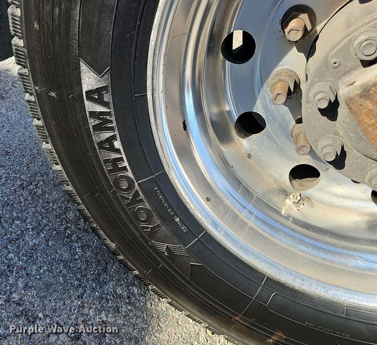 image for item DS5695 2020 Volvo VNR  semi truck