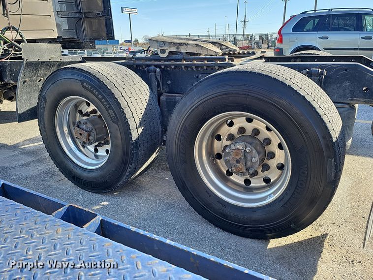 image for item DS5695 2020 Volvo VNR  semi truck