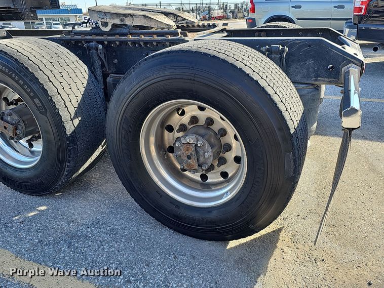 image for item DS5695 2020 Volvo VNR  semi truck