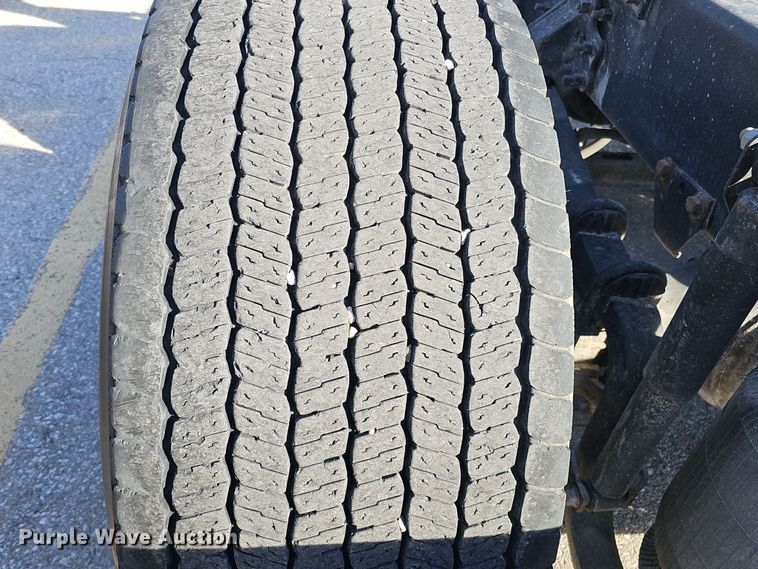 image for item DS5695 2020 Volvo VNR  semi truck