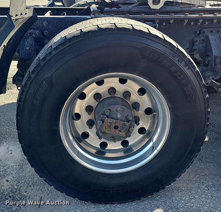 image for item DS5695 2020 Volvo VNR  semi truck