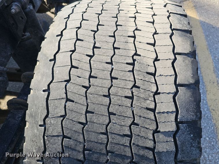 image for item DS5695 2020 Volvo VNR  semi truck