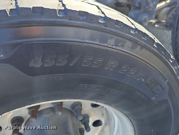 image for item DS5695 2020 Volvo VNR  semi truck