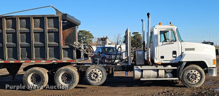 image for item DS5735 1998 Mack CH613  semi truck