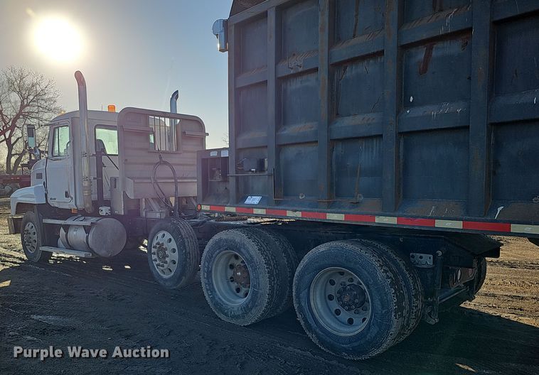 image for item DS5735 1998 Mack CH613  semi truck