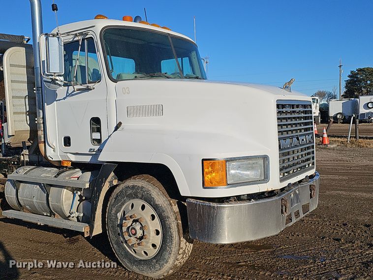 image for item DS5735 1998 Mack CH613  semi truck