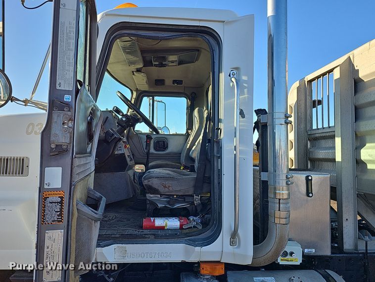 image for item DS5735 1998 Mack CH613  semi truck