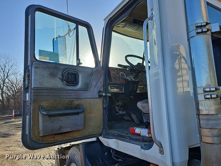 image for item DS5735 1998 Mack CH613  semi truck