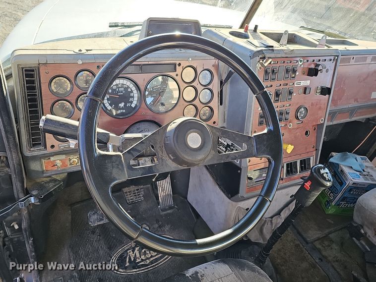 image for item DS5735 1998 Mack CH613  semi truck