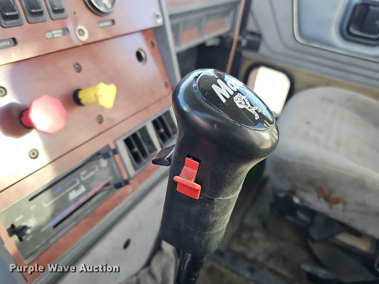 image for item DS5735 1998 Mack CH613  semi truck