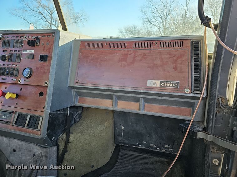 image for item DS5735 1998 Mack CH613  semi truck