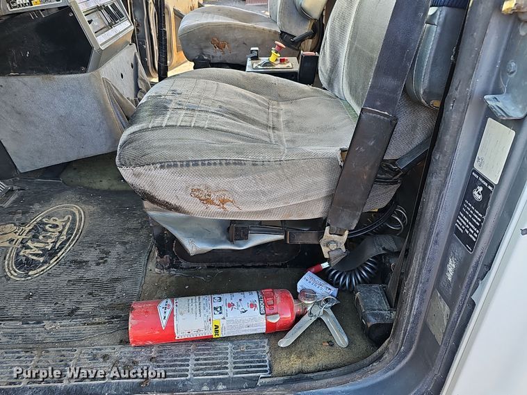 image for item DS5735 1998 Mack CH613  semi truck