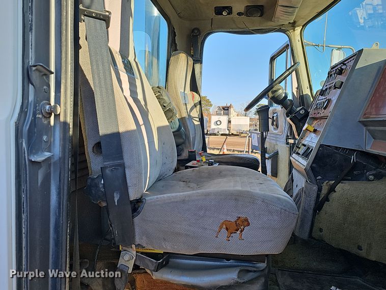 image for item DS5735 1998 Mack CH613  semi truck