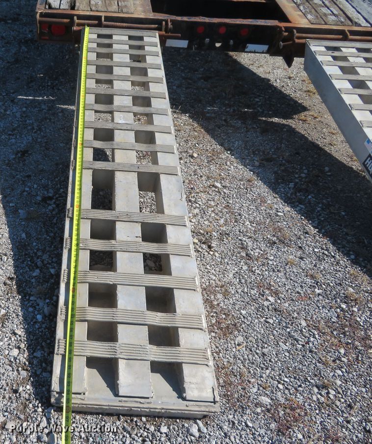 image for item FB9862 2014 Eager Beaver 20XPT  equipment trailer