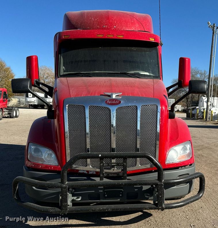 image for item GG9916 2020 Peterbilt 579  semi truck