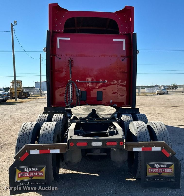 image for item GG9916 2020 Peterbilt 579  semi truck