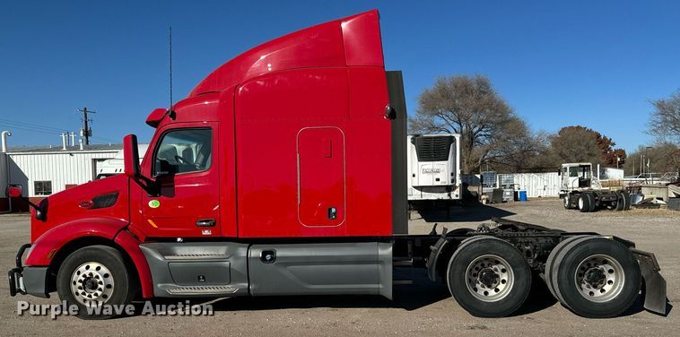 image for item GG9916 2020 Peterbilt 579  semi truck