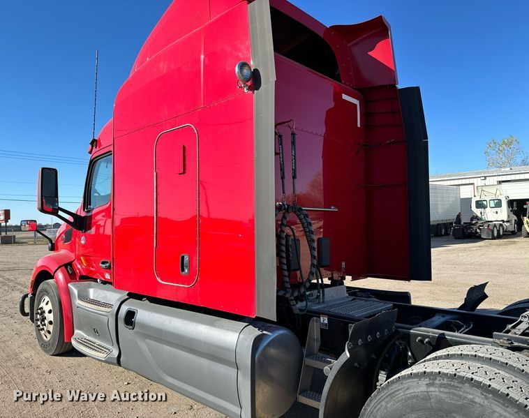 image for item GG9916 2020 Peterbilt 579  semi truck