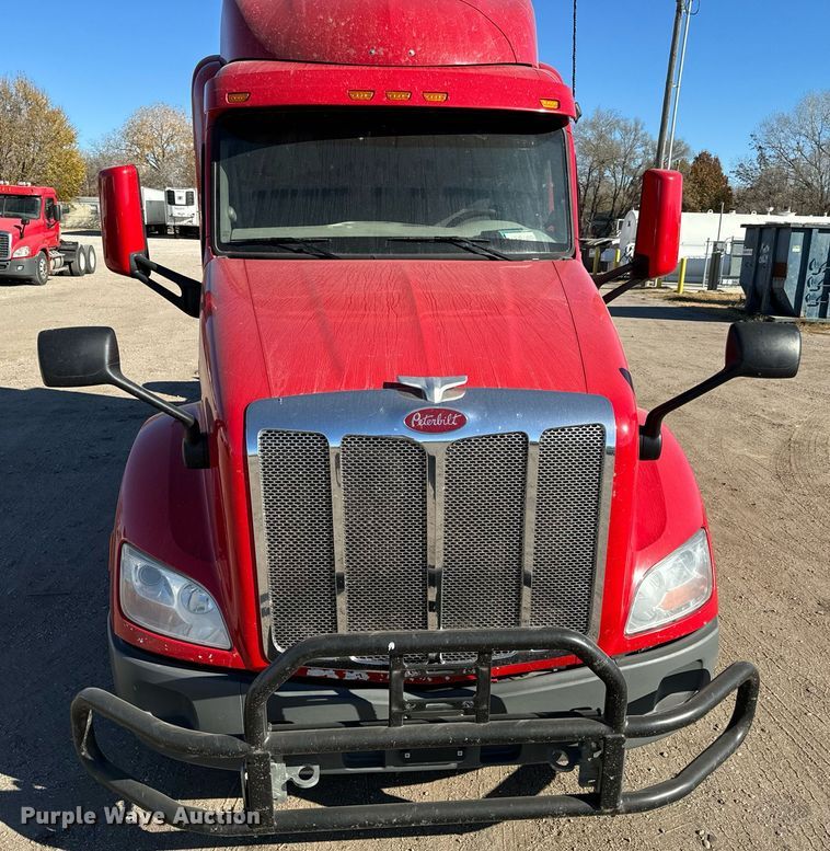 image for item GG9916 2020 Peterbilt 579  semi truck