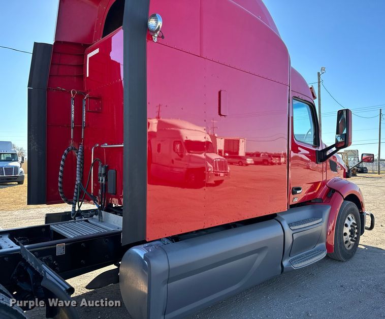 image for item GG9916 2020 Peterbilt 579  semi truck