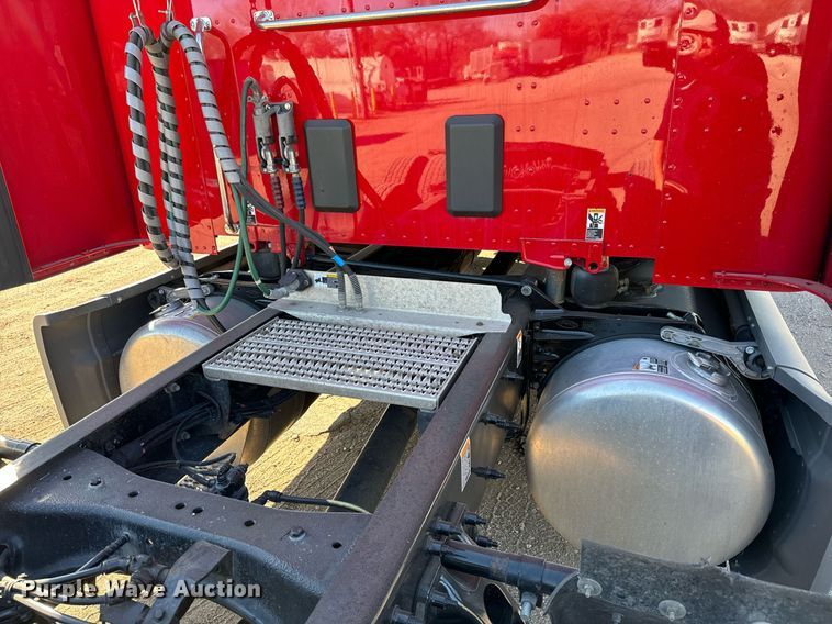 image for item GG9916 2020 Peterbilt 579  semi truck