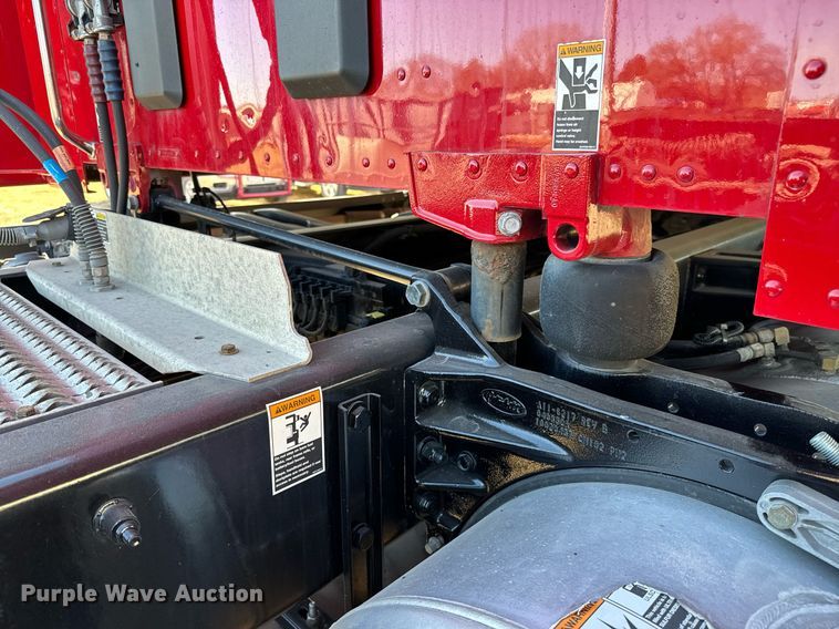 image for item GG9916 2020 Peterbilt 579  semi truck