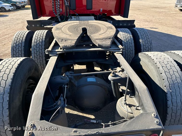 image for item GG9916 2020 Peterbilt 579  semi truck