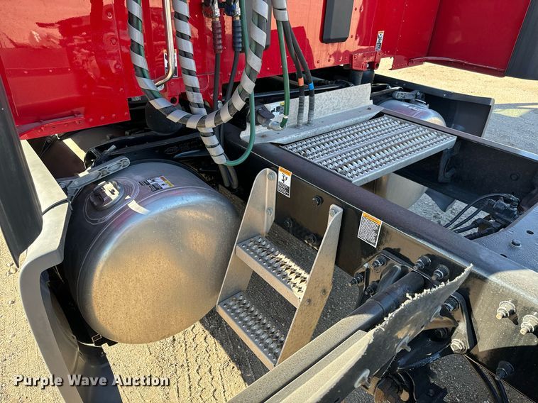 image for item GG9916 2020 Peterbilt 579  semi truck