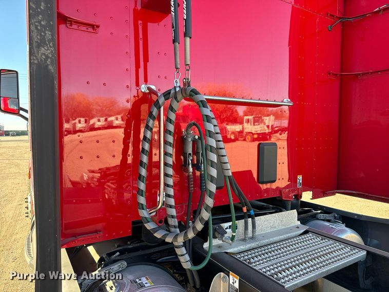 image for item GG9916 2020 Peterbilt 579  semi truck