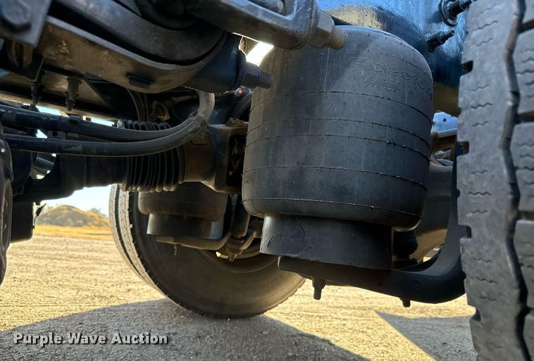 image for item GG9916 2020 Peterbilt 579  semi truck