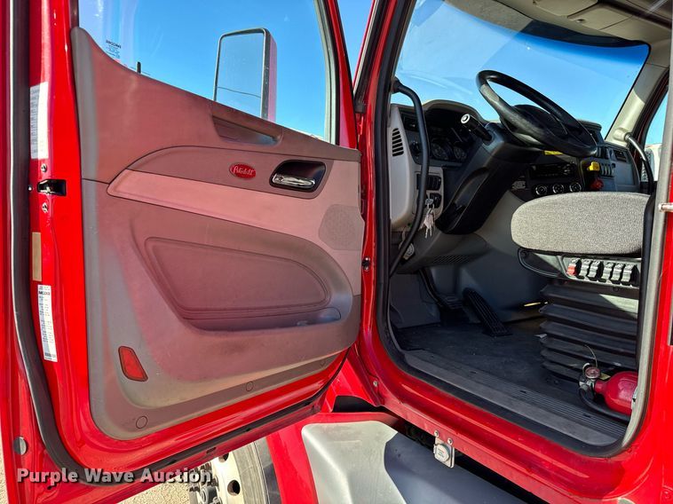 image for item GG9916 2020 Peterbilt 579  semi truck