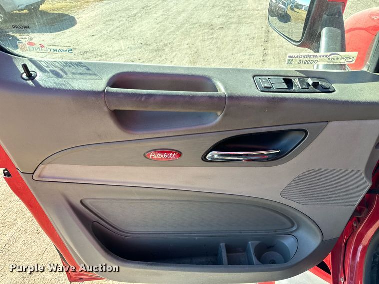 image for item GG9916 2020 Peterbilt 579  semi truck