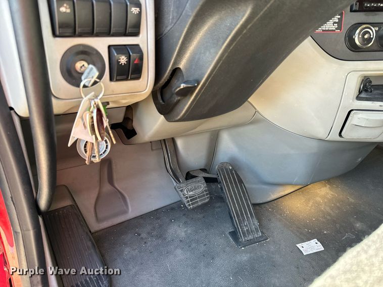 image for item GG9916 2020 Peterbilt 579  semi truck