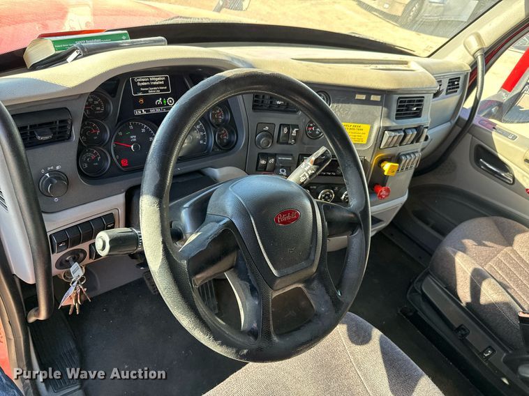 image for item GG9916 2020 Peterbilt 579  semi truck