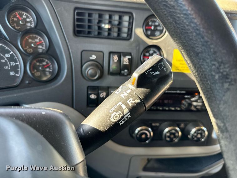 image for item GG9916 2020 Peterbilt 579  semi truck