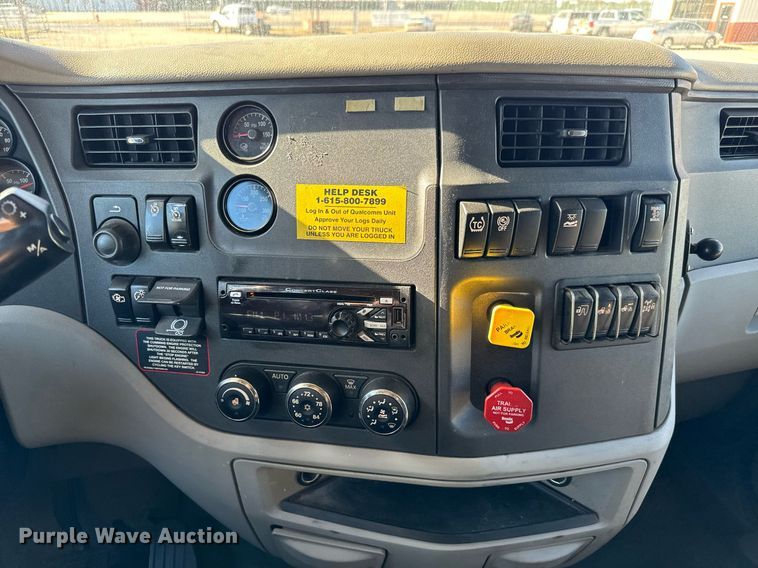 image for item GG9916 2020 Peterbilt 579  semi truck