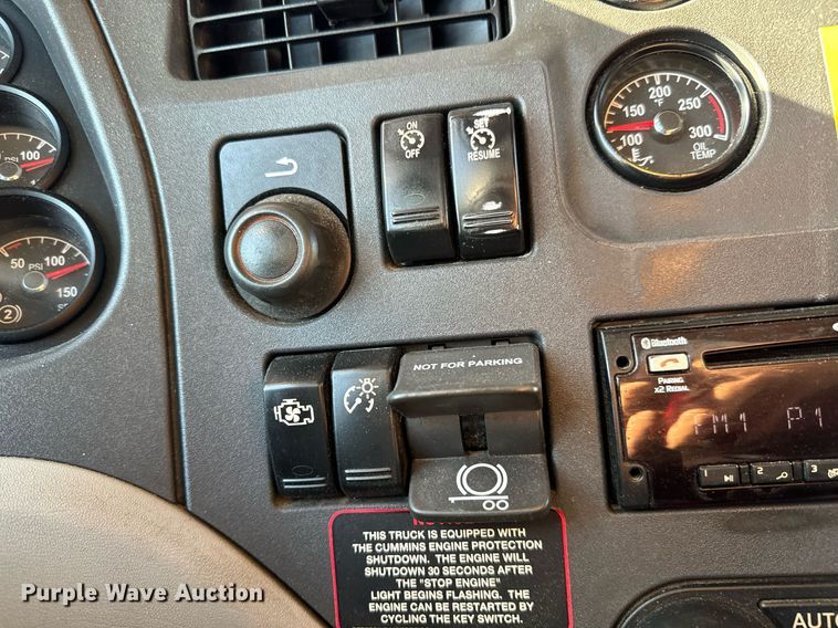 image for item GG9916 2020 Peterbilt 579  semi truck