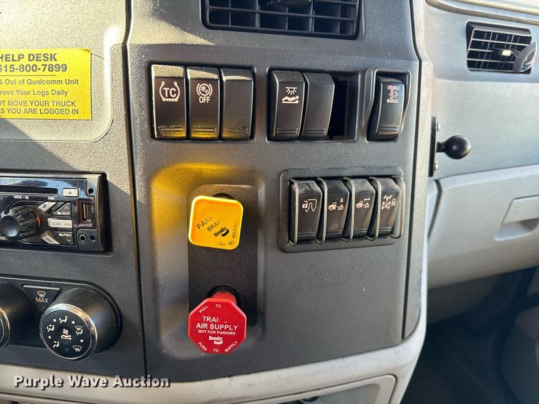 image for item GG9916 2020 Peterbilt 579  semi truck