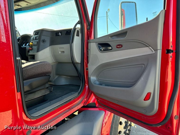 image for item GG9916 2020 Peterbilt 579  semi truck