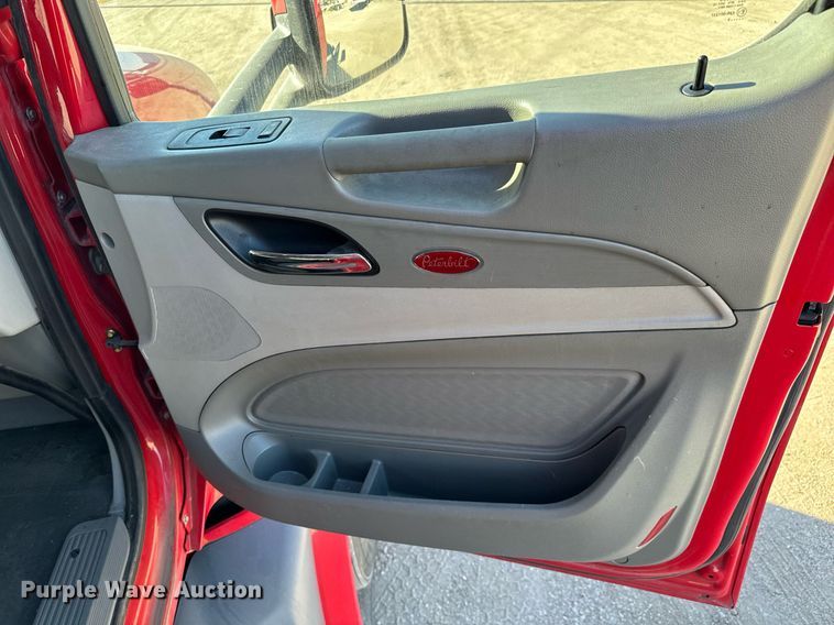 image for item GG9916 2020 Peterbilt 579  semi truck