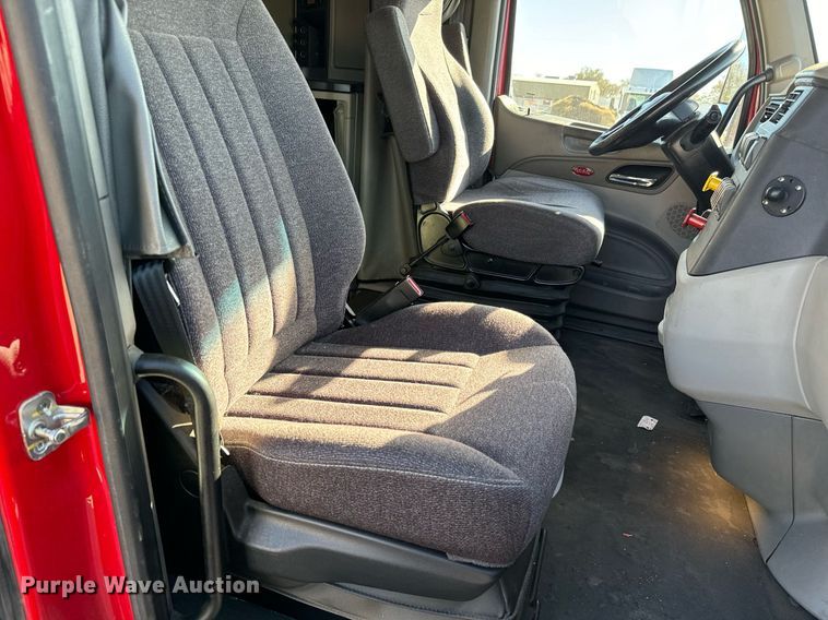 image for item GG9916 2020 Peterbilt 579  semi truck