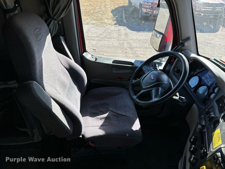 image for item GG9916 2020 Peterbilt 579  semi truck