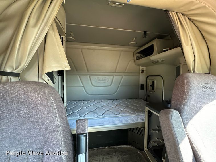 image for item GG9916 2020 Peterbilt 579  semi truck