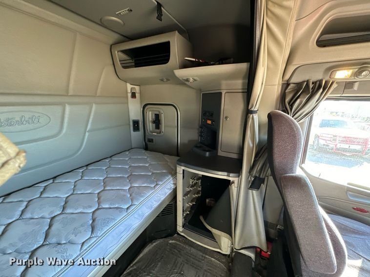 image for item GG9916 2020 Peterbilt 579  semi truck