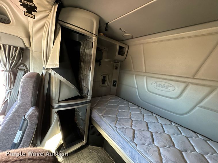 image for item GG9916 2020 Peterbilt 579  semi truck