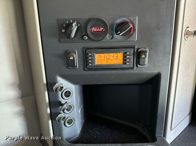 image for item GG9916 2020 Peterbilt 579  semi truck