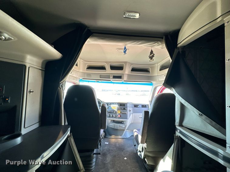 image for item GG9916 2020 Peterbilt 579  semi truck